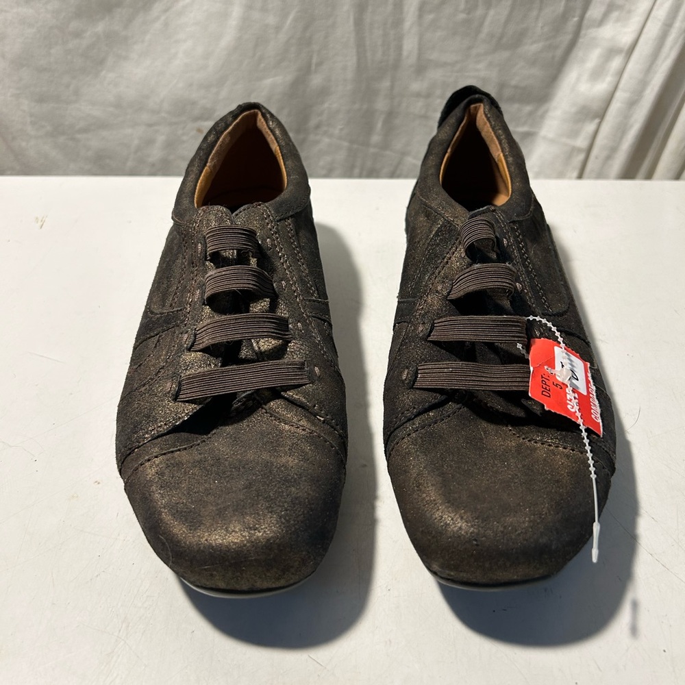 Earthies metallic brown color leather shoes with stretch across front NWT